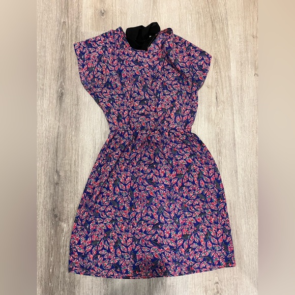 Fun and lightweight dress with a unique leaf print and bow tie closure in back. - Picture 1 of 5